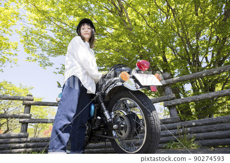 自行車女孩形象：摩托車旁的年輕女性 90274593