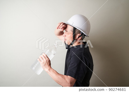 工人們因高溫而疲倦 90274681