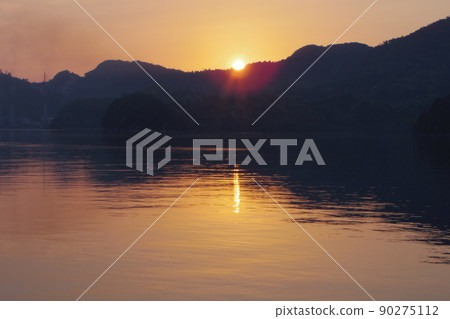 安靜的日出場景天空和海面從茜草紅變為橙色大海的黎明 90275112