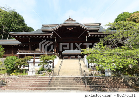 Scenery of the tower gate in the precincts of Omi Jingu Shrine in Otsu City, Shiga Prefecture 90276131