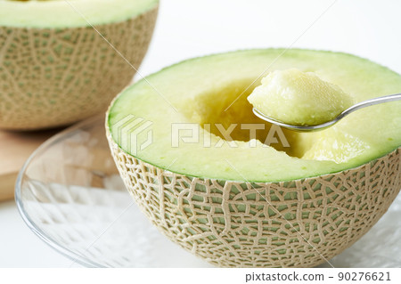 Scoop the Earl's melon cut in half with a spoon 90276621