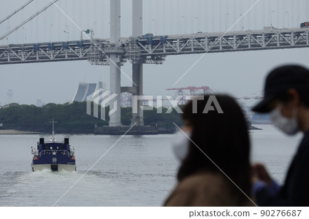 A couple seeing off a hydrofoil at Takeshiba Pier 90276687