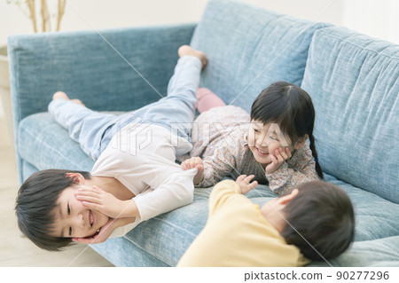 Children playing in the room 90277296