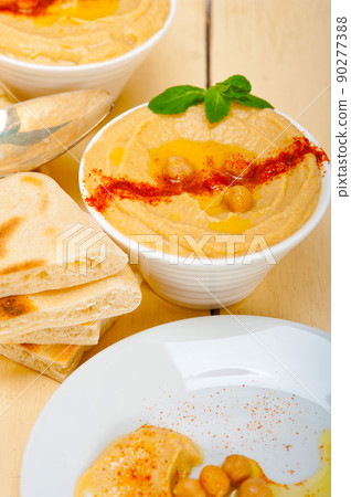 Hummus with pita bread 90277388