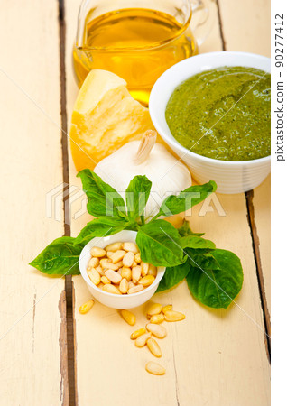 Italian basil pesto sauce ingredients 90277412