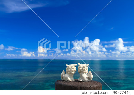凝視沖繩蔚藍大海的風沙夫婦 90277444