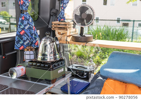 [Preparing rice in the car: boiling water] 90278056