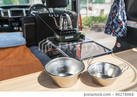 【在車上準備午餐，整理塞拉杯】 90278068