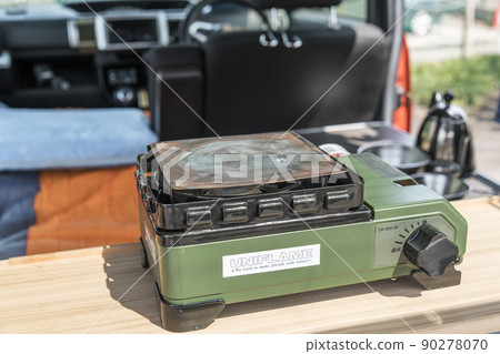 [Preparing lunch in the car using a mesh net] 90278070
