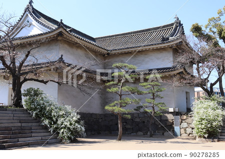Inui turret and pine tree in Nishinomaru Garden, Osaka Castle 90278285
