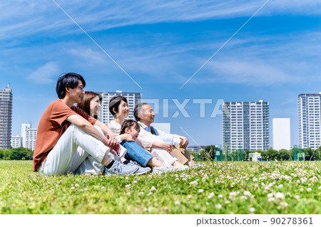 Three generations of families relaxing in the park 90278361