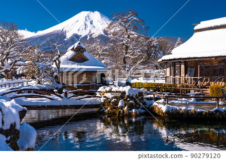 《山梨縣》冬天的富士山，下雪的忍野八海 90279120