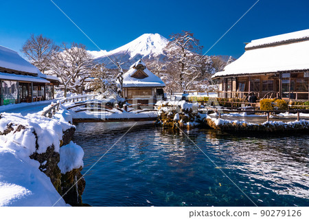 《Yamanashi Prefecture》 Mt. Fuji in winter, Oshino Hakkai with snow 90279126