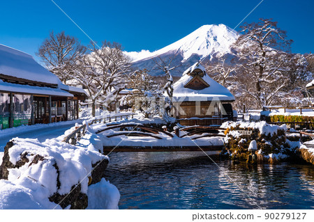《山梨縣》冬天的富士山，下雪的忍野八海 90279127