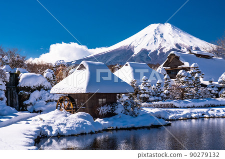 《山梨縣》冬天的富士山,下雪的忍野八海 《山梨縣》冬天的富士山,下雪的忍野八海 90279132