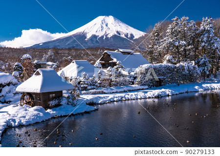 《山梨縣》冬天的富士山,下雪的忍野八海 《山梨縣》冬天的富士山,下雪的忍野八海 90279133