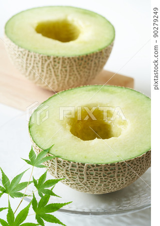 Earl melon cut in half Earl melon cut in half 90279249