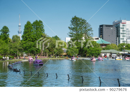 在上野恩賜公園的不忍池中可以看到天鵝船和東京晴空塔的風景 在上野恩賜公園的不忍池中可以看到天鵝船和東京晴空塔的風景 90279676