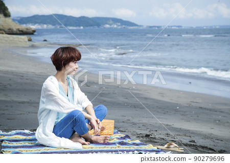 Sea picnic women outdoor sandy beach trip 90279696