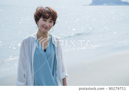 海上野餐女性戶外沙灘之旅 90279751