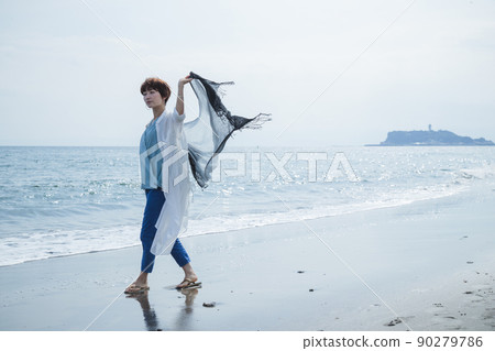 海上野餐女性戶外沙灘之旅 90279786