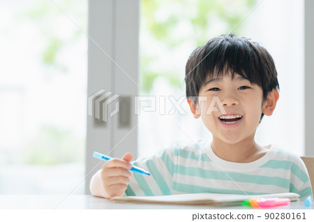 一個男孩在客廳裡學習 一個男孩在客廳裡學習 90280161