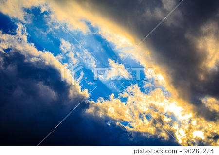 透過雲層的藍天 90281223