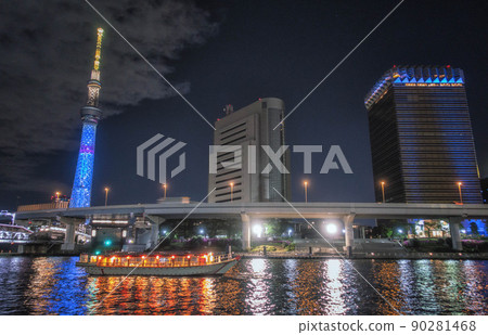夜間可以看到隅田川上漂浮的船屋和東京晴空塔的風景 夜間可以看到隅田川上漂浮的船屋和東京晴空塔的風景 90281468