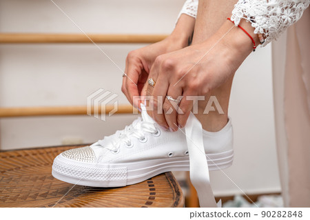 wedding sneakers, the bride commits laces 90282848