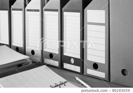 用文件盒整理你的辦公桌 用 A4 尺寸的紙盒整理文件 90283039