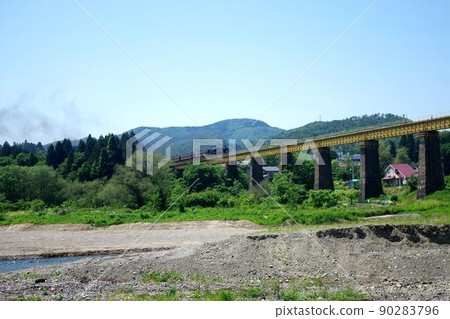 福島縣大和町市磐越線一之川橋上行駛的SL磐越物語 90283796