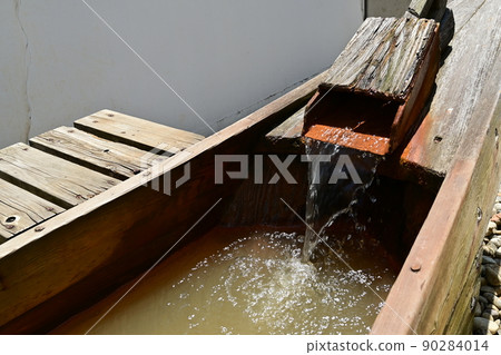 A footbath that imitates the shape of a wooden boat A footbath that imitates the shape of a wooden boat 90284014