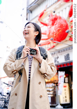 A woman enjoying sightseeing in Osaka 90284512