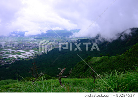 Fresh green and clouds of Mt. Aso Sotowa 90284537