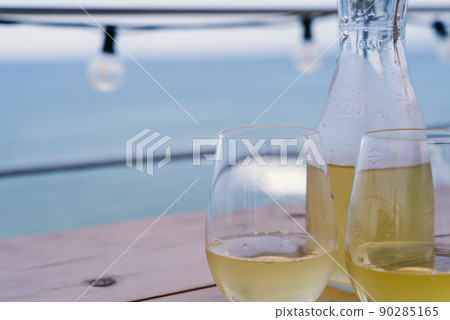 一邊看海一邊喝點小酒 一邊看海一邊喝點小酒 90285165