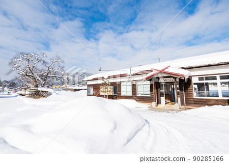 [Takayama Main Line] Hida Ichinomiya Station in the snowy landscape 90285166