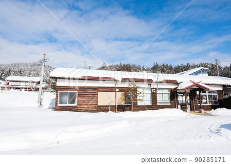 【高山本線】雪景中的飛騨一宮站 【高山本線】雪景中的飛騨一宮站 90285171