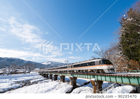 【高山線】穿越白雪皚皚的宮川的電車 【高山線】穿越白雪皚皚的宮川的電車 90285470