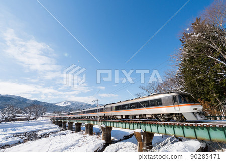 【高山線】穿越白雪皚皚的宮川的電車 【高山線】穿越白雪皚皚的宮川的電車 90285471