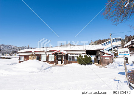[高山本線]雪景中的飛驒一宮站和巴士站 90285473