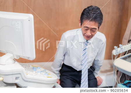 接受透析治療的老人 接受透析治療的老人 90285634