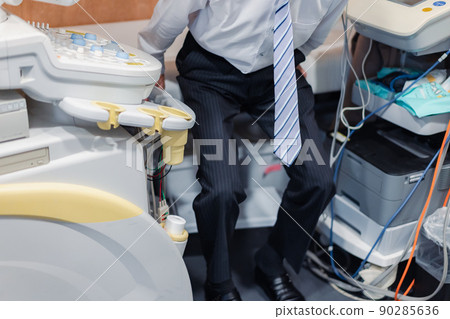 接受透析治療的老人 90285636