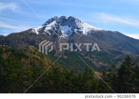 Mt. Nikko-Shirane covered with snow 90286076