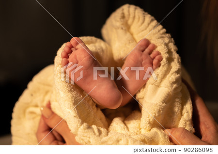 Female masseur doing baby massage for foot little infant baby child 90286098