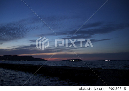 日落，然後是夜空。 90286248