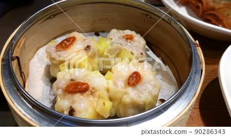 Shrimp dumplings in a bamboo steamer at a famous Taiwanese dim sum specialty store (Chiyoda-ku, Tokyo) 90286343