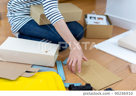 A woman who packs A woman who packs 90286910