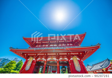 日本的東京城市景觀類似於七月，五月，但東京的第一個仲夏日。俯瞰淺草寺的寶藏門 = 5 月 29 日 90287281