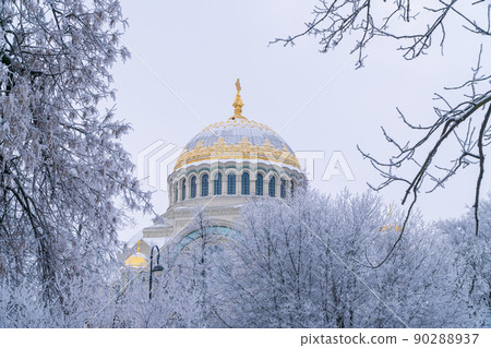 Russia. Kronstadt, January 12, 2022. View of St. Nicholas Naval Cathedral on a frosty day. 90288937