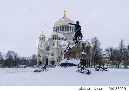 Russia. Kronstadt, January 28, 2022. View of the Naval Cathedral of St. Nicholas and the monument to Makarov on a frosty day. Russia. Kronstadt, January 28, 2022. View of the Naval Cathedral of St. Nicholas and the monument to Makarov on a frosty day. 90288939